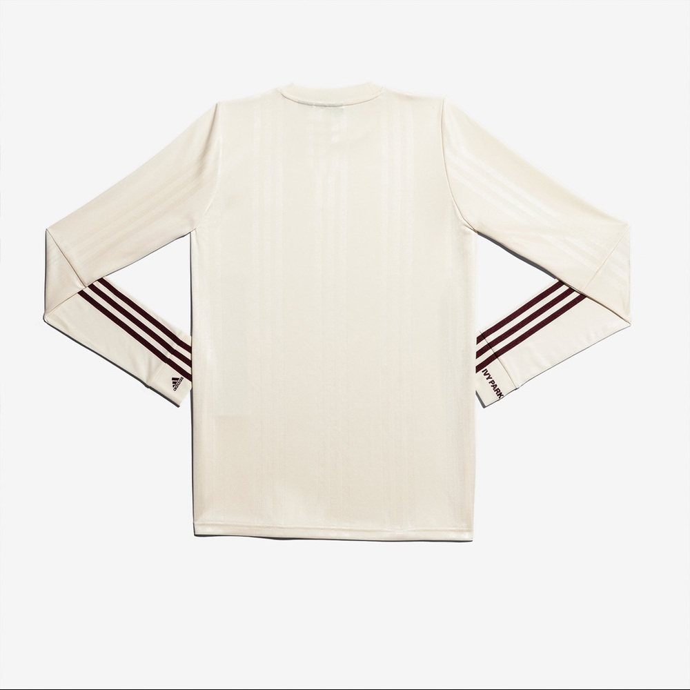 Ivy Park Long sleeve soccer jersey.